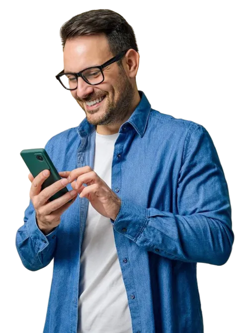 Homem de blusa azul com o celular na mão